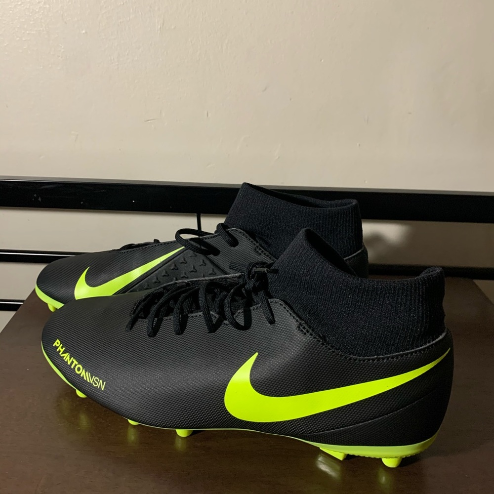 Nike Phantom VSN Club Soccer cleats